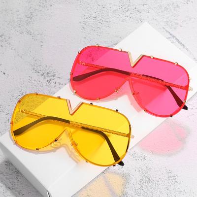 China Fashion Sunglasses Fashion Metal Frame One Piece Men Glasses Wholesale UV400 Pink Yellow Lens Women Oversized Sunglasses for sale