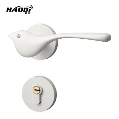 China Modern Luxury Decorative White Bird Design Modern Door Handles with Lock Luxury Interior Door Handles for sale