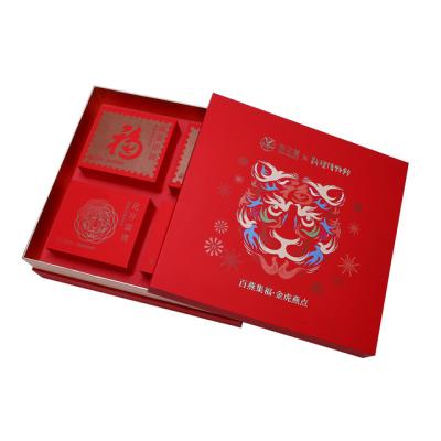 China Recycled Materials Flutter Lid Packaging Cardboard Bespoke Christmas Gift Box Customized Inner Ribbon Box for sale