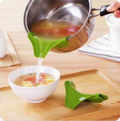 China Sustainable High Quality Food Strainer Silicone Kitchen Leftovers Pour Spout Slip for sale