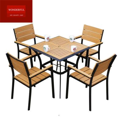 China Muebles de madera para patios al aire libre en marco de aluminio negro con conjunto de mesa de madera de plástico amarillo en venta