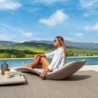 Chine Meubles d'extérieur Chaises de soleil moderne en bois de teck pour bronzer au bord de la piscine à vendre