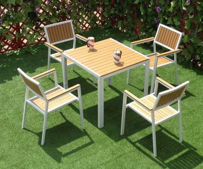 China Muebles para exteriores Jardín de plástico de madera plegable comedor Conjuntos de mesa y sillas para el balcón en venta