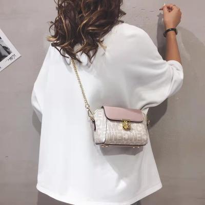 China Easy Carry The Caro Daisy Fashion Soft Chain Bag is popular with contrasting one-shoulder cross-body bag for sale