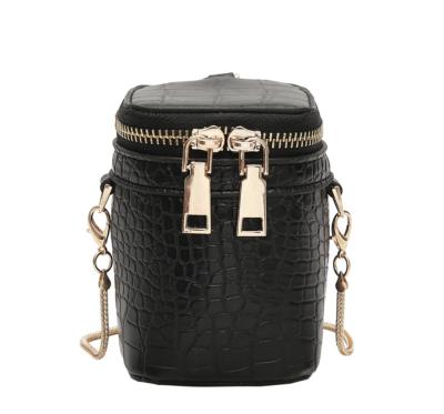 China 100% Eco - Friendly Fashion Bucket Leather Woven Cross Mini - Body Bag for sale