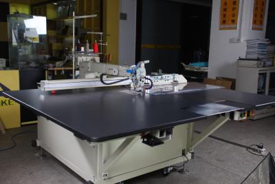 China Kledingstuk Automatische Industriële Naaimachines 1300x900 mm voor Assesmling-Ritssluiting Te koop