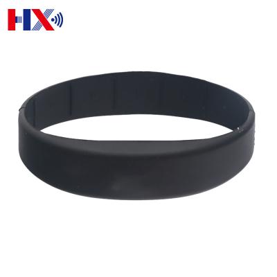 China Sustainable Use 13.56Mhz Waterproof Silicone RFID Adjustable Wristband Waterproof / Waterproof NFC Wristband for sale