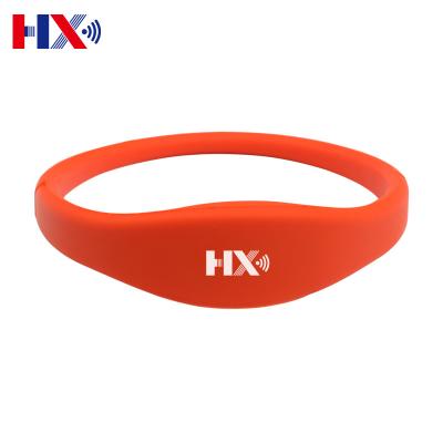 China Waterproof/Waterproof HF ISO14443A 13.56mhz F08 RFID Silicone Wristband NFC Smart Wristband For Water Park for sale