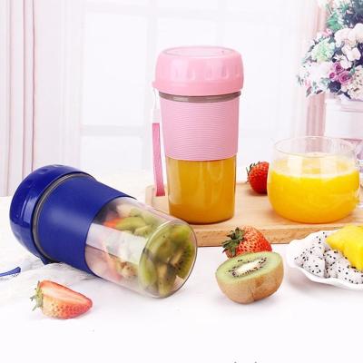China Household Portable Fruit Squeezer USB Multifunctional Rechargeable Juicer Cup Home Juicer Blender for sale