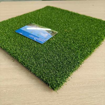 China Césped artificial de golf verde Dtex 6000 15 mm Césped artificial con fibra curva para deportes y jardines en venta