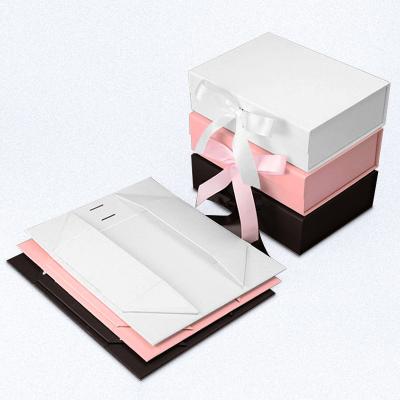 Chine Boîte de papier pliable en papier d'or carton Boîte cadeau magnétique avec ruban à vendre