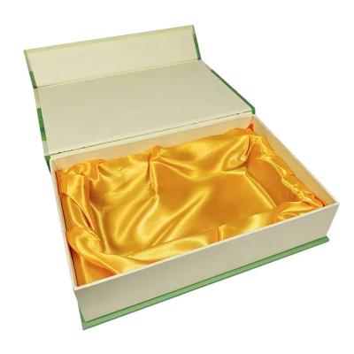 Chine Luxe satin à l'intérieur Magnétique Flip Folding Box Logo personnalisé Boîte cadeau Emballage Boîte intérieure en tissu de soie pour produits cosmétiques à vendre