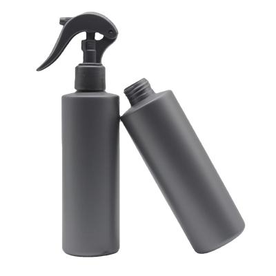 China Factory Wholesale Cosmetic Black 500ml HDPE Plastic Bottle With Trigger Chemical Resistant Sprayer Spray Bottle for sale