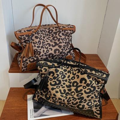 China Fashion Wholesale Large Capacity Leopard Fashion Duffel Bag Designer Travel Bag Leather Shopping Bags Handbags For Women Luxury for sale