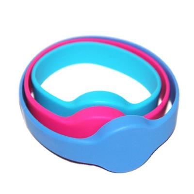 China Passive Waterproof / Waterproof RFID Silicone Rubber Logo Custom Wristband for sale