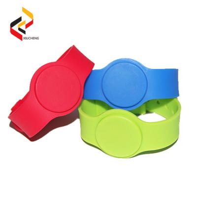 China C01 silicone customized RFID silicone wristbands/wristbands with TK4100/F08 chip with promotion price: US$0.35/piece for sale