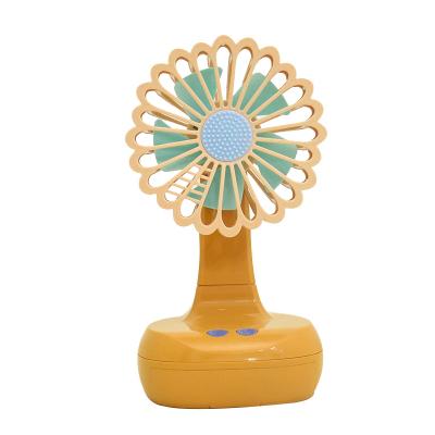 China Small Outdoor Rechargeable Portable Rotating Desktop Fan for Cooling for sale