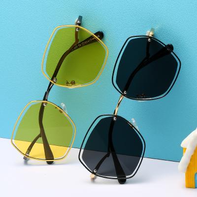 China Fashion Sunglasses 2021 Latest Cool Fashion Kids Sunglasses With 0.74mm Polarized Lenses for sale