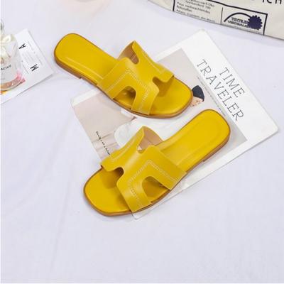 China 2022 new style lightweight slippers women fashion outer wear flat beach shoes one word sandals and slippers women for sale