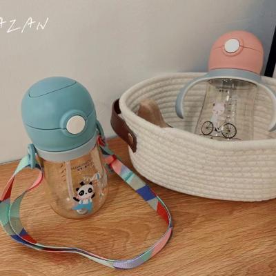 China PORTABLE Baby Cup Sippy Bottles Forming Cup Straw Bottle With A Handle for sale