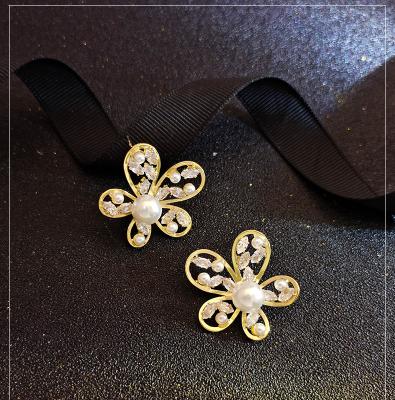 China TRENDY Summer Style Pearl Earrings Luminous Zircon Flower Stud Earrings for sale