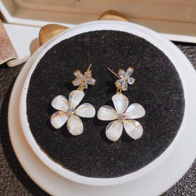 China FASHIONABLE Add Cuteness Glass Earrings Colored Flower Stud Earrings for sale