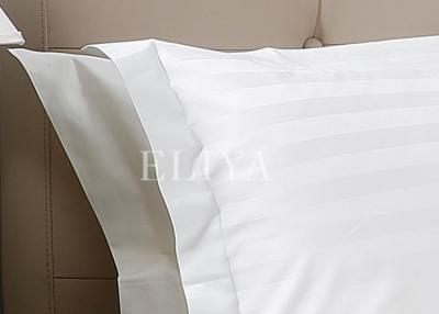 China 100% van het Katoenen de Witte Bladen Hotelbed met Franje en 3 cm-Streep 200TC - 1000 Draadtelling Te koop