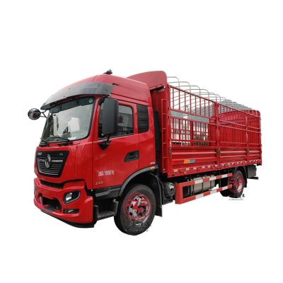 Chine EURO 5 10 Tonnes Dongfeng 4x2 camion de chargement à piquets avec empattement de 5000 mm et transport d'animaux à vendre