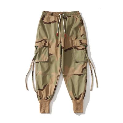 China Anti-wrinkle factory japan style men's camouflage cargo pants loose beam foot outdoor sportswear pants big pockets fashionable pants for sale