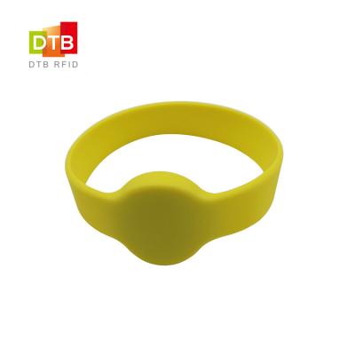 China Waterproof / OEM Factory Price NTAG 215 Silicone RFID Waterproof NFC Wristband For Membership Management for sale