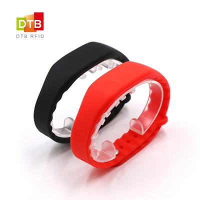 China Waterproof / DTB SW19 Free Sample Fitness Center HF 13.56MHz Waterproof Smart Wristband NTAG 215 RFID Silicone Wristband for sale