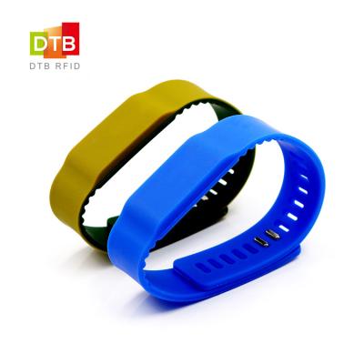 China Waterproof / DTB SW16 Factory Price NFC MIFARE DESfire EV1 4K Chip Silicone RFID Waterproof NFC Wristband for sale