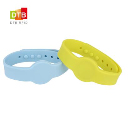 China Wholesale Free Sample Mifare Desfire EV1 NTAG 213/215/216 NFC RFID Silicone Waterproof/Waterproof Wristband For Access Control for sale