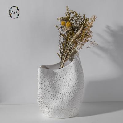 China Luxury White And Black Minimalist Irregular Shape Pattern Ceramic Fish Scale Fish Scale Home Decor Hotel Vases Flower for sale