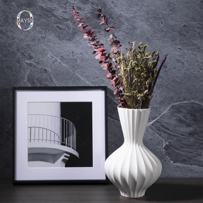 China Home Decor Modern Minimalist Home Accessories Striped Flower Vases Hotel Decor Vase Home Article Minimalist Statues White Home Decor for sale