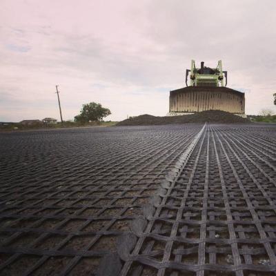 China Fiberglass Geogrids Retaining Wall Asphalt Road Reinforcement for sale