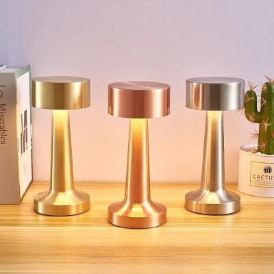 China 2022 new modern hot sale metal bedside luxury decorative rechargeable table lamps restaurant new for living room modern table for sale