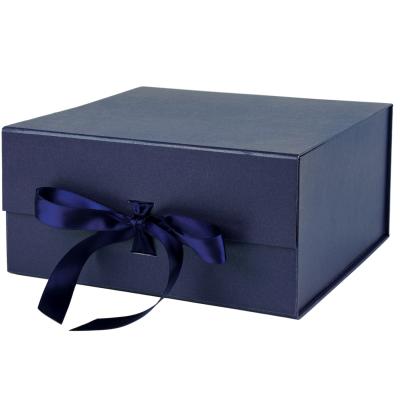 China Recyclable In Stock Blue Box 20*20*10cm Valentine's Day Gift Box Magnetic Lid Collapsible Gift Boxes for sale