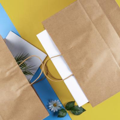 China Recycled materials rts with yellow handle 4.06*1.52*3.05cm paper bag chips paper packaging for zakken birthday wedding goods paper gift bags for sale