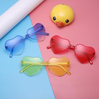 China New Trend Heart Kids Cartoon Gradient Color Sun Glass Frameless Peach Toddler Girl Heart Shaped Cute Sunglasses for sale