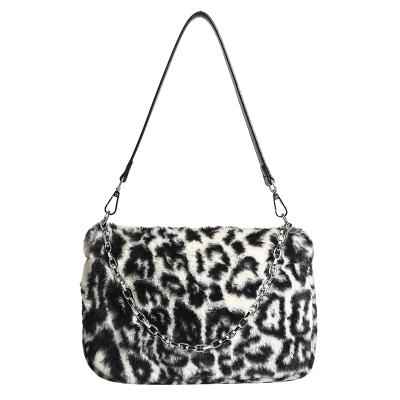 China Custom hip-hop winter designed pattern casual lady's leopard plush shoulder bag large capacity chain women's cross-body bags for sale