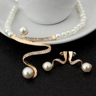 China CLASSIC Bridal High Grade Diamond Jewelry Water Wavy Pearl Necklace Earring Set for sale