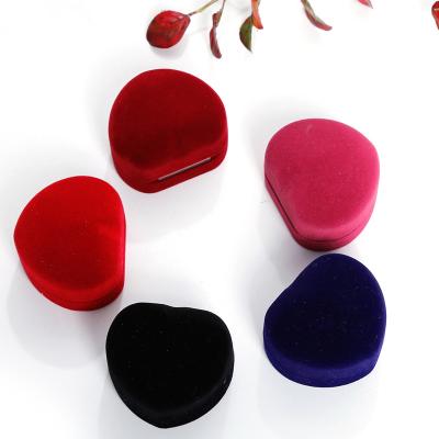 China Exquisite Design Velvet Cloth Packaging Ring Box Jewelry Box Ring Heart Shaped Jewelery Packaging Box for sale