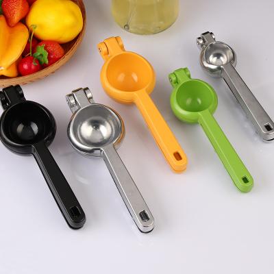 China Viable Durable Small Kitchen Instrument Metal Kitchen Gadgets Aluminum Manual Lemon Squeezer With Handle Handle for sale