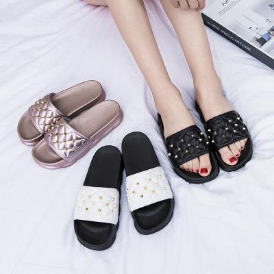 China Fashion Trend Hot Selling Bridal Slippers Adjust Toe Rhinestone PVC Clear Sandals PU Plaid Slippers Outdoor Slippers for sale