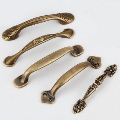 China Zhuoqi Modern Manufacturers Supply Wardrobe Door Brass Handle European Style Bronze Window Handle Drawer Hardware Handle for sale