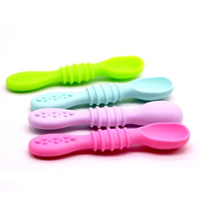 China BPA Free Giraffe Patent Design Viable Newborn Cute Silicone Baby Training Spoon for sale