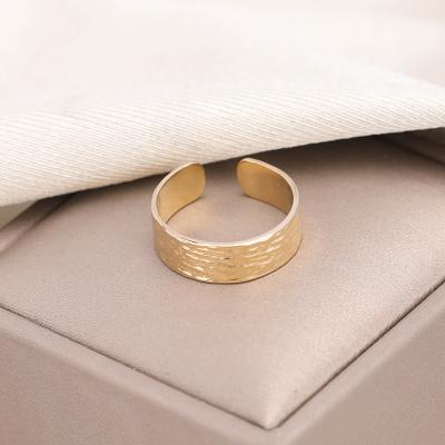 China TRENDY Grit 18K Gold Hammer Ring Jewelry Elegant Fashion Lightweight Luxury Ladies Ring for sale