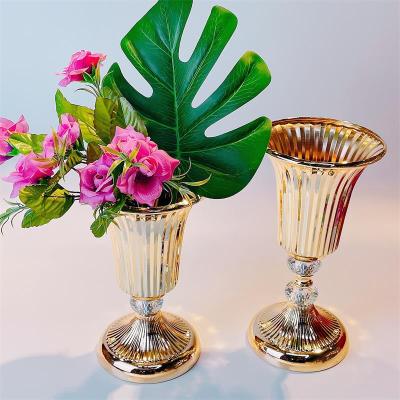 China New Classic / Postmodern Wedding Decoration Set Of Two Gold Metal Sliver Plated Vase For Wedding Table for sale