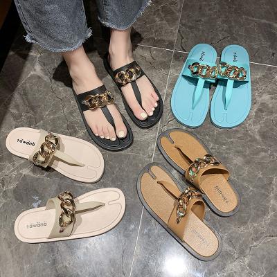 China Lightweight Flat-Unique Stylish Flip Flops Trend Trend T Chain Flip Flops Women Outdoor Sandals for sale